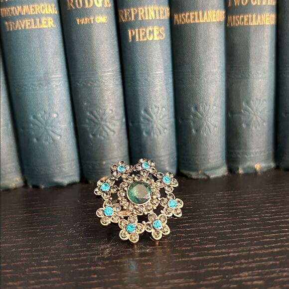 Fun Cocktail Flower Ring with Antique Gold Metal, Aqua and Green, Size 5 - Picture 14 of 16